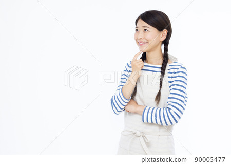 三十多歲的家庭主婦微笑著 三十多歲的家庭主婦微笑著 90005477