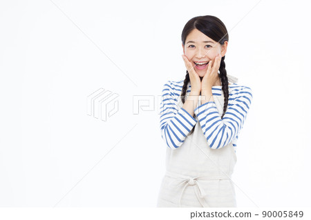 A housewife in her thirties who is surprised with a smile A housewife in her thirties who is surprised with a smile 90005849