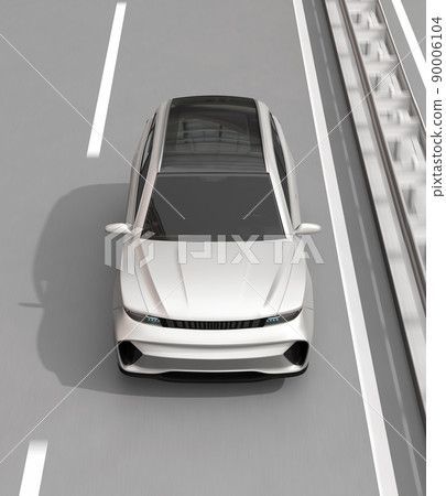 一輛在高速公路上行駛的電動 SUV 的正面圖像。 90006104