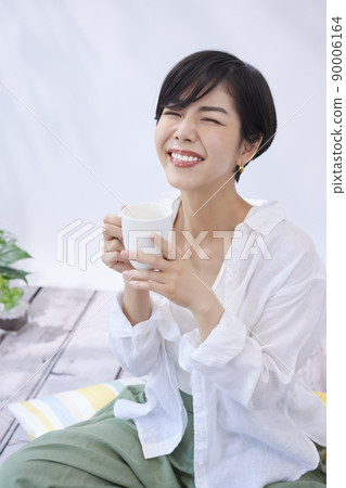 年輕女子喝咖啡 90006164