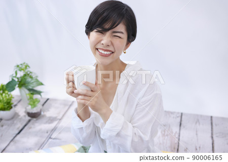 年輕女子喝咖啡 90006165