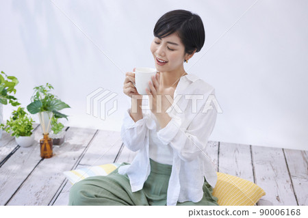 年輕女子喝咖啡 90006168