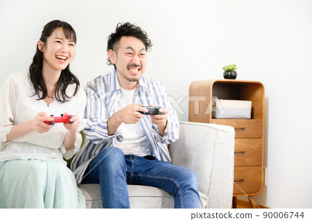 A couple who enjoys playing games 90006744