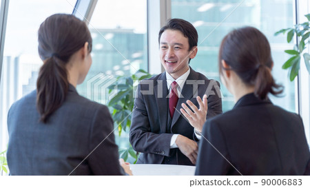 A businessman having a meeting in the office 90006883