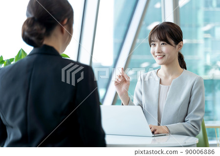 Businesswomen having a meeting in the office 90006886