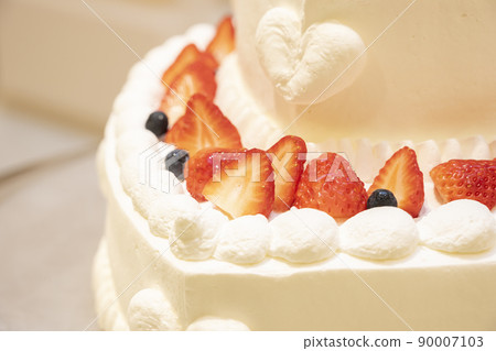 有很多草莓的心形蛋糕 有很多草莓的心形蛋糕 90007103