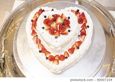 有很多草莓的心形蛋糕 90007104