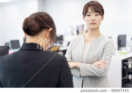 Business woman preaching in the office 90007343