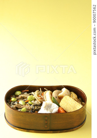 包含羊栖菜和毛豆飯、燒麥、煎蛋捲和燉菜等多種配菜的幕內午餐盒 包含羊栖菜和毛豆飯、燒麥、煎蛋捲和燉菜等多種配菜的幕內午餐盒 90007562
