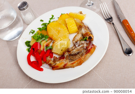 Just cooked portion of grilled lamb leg with potatoes and pepper 90008054