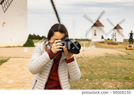 Tourist taking photo, Mota del Cuervo, Spain 90008130