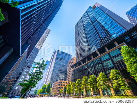 日本東京都市風景在大手町站前的十字路口，可以看到早早上班的商人... = 5月19日，早上 90008297