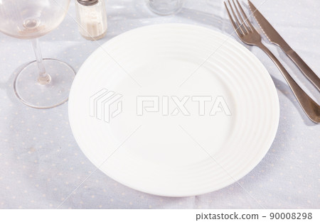 Empty plate with fork and knife 90008298