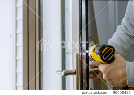 Locksmith install the door lock in house. Locksmith install the door lock in house. 90008425