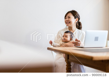Mother working remotely while raising children 90009118
