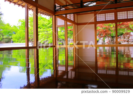 Next to the old-fashioned mirror floor Next to the old-fashioned mirror floor 90009929