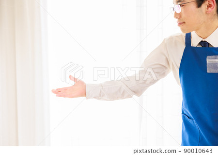 一條藍色圍裙的日本人介紹一個空白 90010643