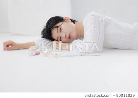 Beauty image Young woman doing skin care 90011829