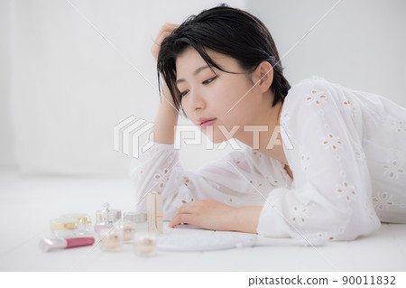 美容形像做護膚的年輕女人 美容形像做護膚的年輕女人 90011832