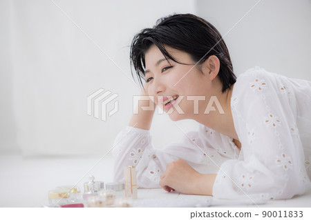 美容形像做護膚的年輕女人 美容形像做護膚的年輕女人 90011833