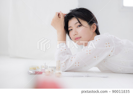 美容形像做護膚的年輕女人 美容形像做護膚的年輕女人 90011835