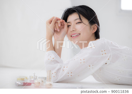 美容形像做護膚的年輕女人 美容形像做護膚的年輕女人 90011836