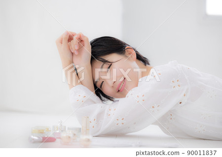 美容形像做護膚的年輕女人 美容形像做護膚的年輕女人 90011837
