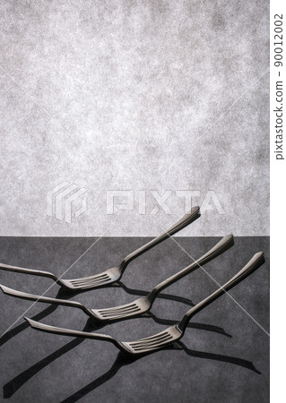 Very simple still life with forks on gray background Very simple still life with forks on gray background 90012002