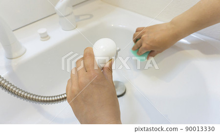 The person who cleans the washbasin 90013330