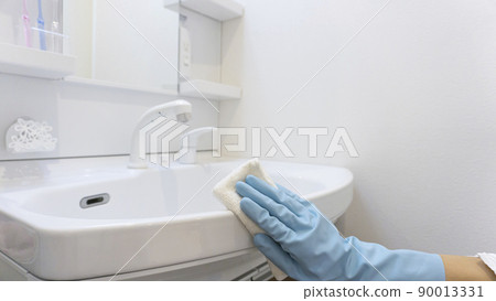 The person who cleans the washbasin 90013331