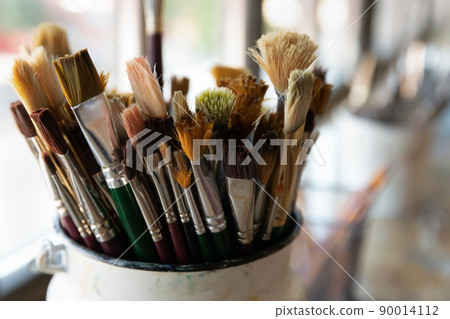 Close up bunch of used and cleaned diverse paintbrushes Close up bunch of used and cleaned diverse paintbrushes 90014112