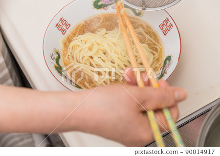 [Middle housewife puts boiled ramen noodles in a bowl] 90014917