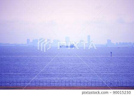 A ship floating in the urban sea 90015230