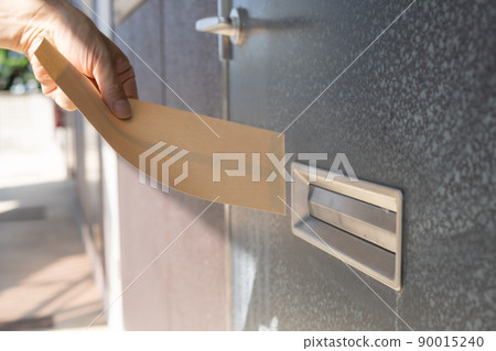 Hands to put envelopes in the mailbox at the entrance 90015240