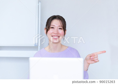 Pointing pointing business woman 90015263