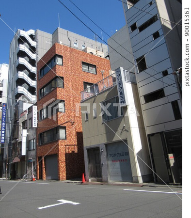 Near the east exit of Kanda Station 90015361
