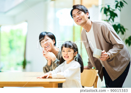 Family indoor young Family indoor young 90015383