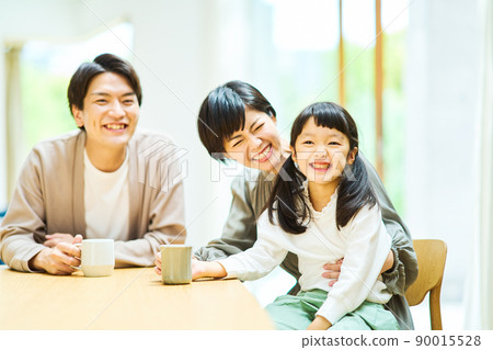 Family indoor young 90015528