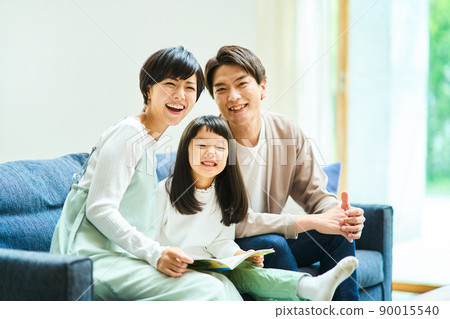 Family indoor young 90015540