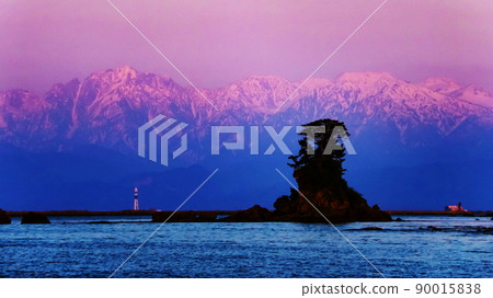 A spectacular view of the Tateyama mountain range dyed in the setting sun over Toyama Bay from the Amaharashi coast in Takaoka City, Toyama Prefecture A spectacular view of the Tateyama mountain range dyed in the setting sun over Toyama Bay from the Amaharashi coast in Takaoka City, Toyama Prefecture 90015838