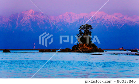 從富山縣高岡市的天晴海岸遠眺富山灣落日餘暉下的立山山脈的壯麗景色 90015840