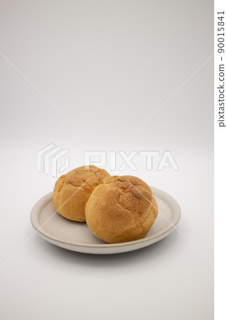 盤子上的兩個奶油泡芙 90015841