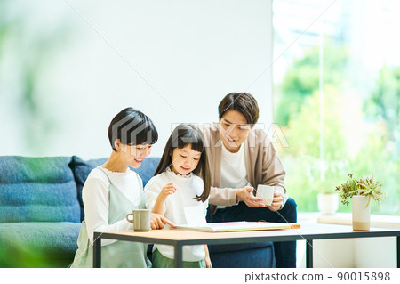 家庭室內年輕 90015898