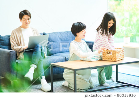 Family indoor young 90015930