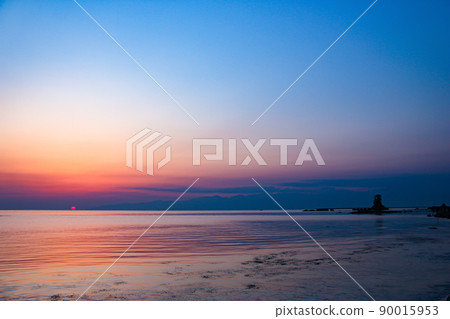 富山縣高岡市，從天晴海岸欣賞富山灣日出的壯麗景色 90015953
