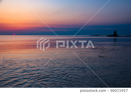 Takaoka City, Toyama Prefecture, a spectacular view of the sunrise over Toyama Bay from the Amaharashi Coast 90015957