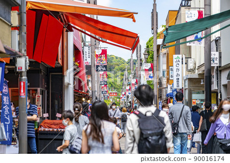 [Kanagawa Prefecture] Komachi Street in Kamakura, which is crowded with many tourists 90016174