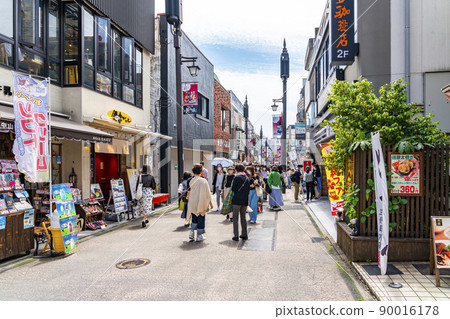 [神奈川縣] 鎌倉的小町街，遊客眾多 90016178
