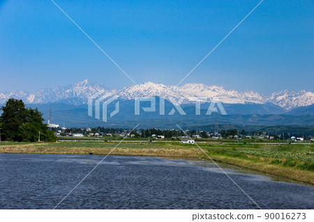 Superb view of the Tateyama mountain range from the Toyama Plain, Toyama City, Toyama Prefecture 90016273