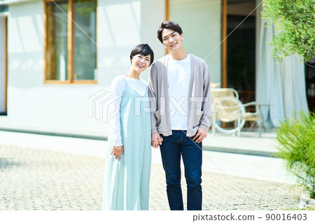 Young couple outdoors young 90016403